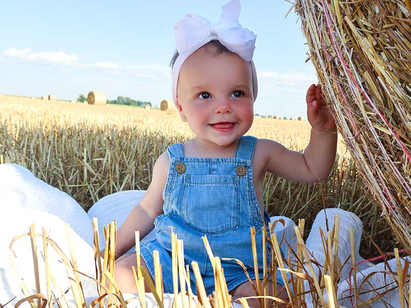 baby-photo-session-in-hay-field