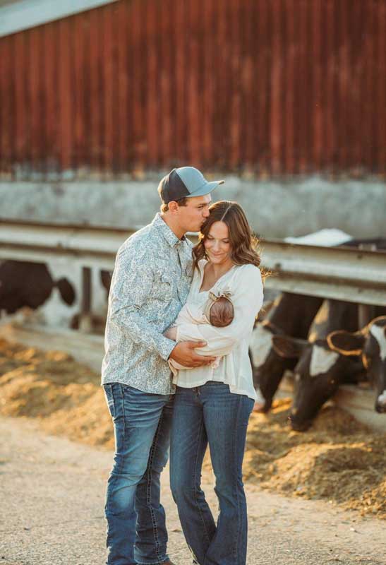 young-family-photo-farm